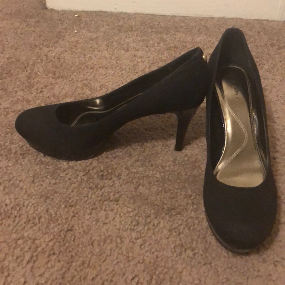 Tahari size 9 1/2 black heels “Sophia” style